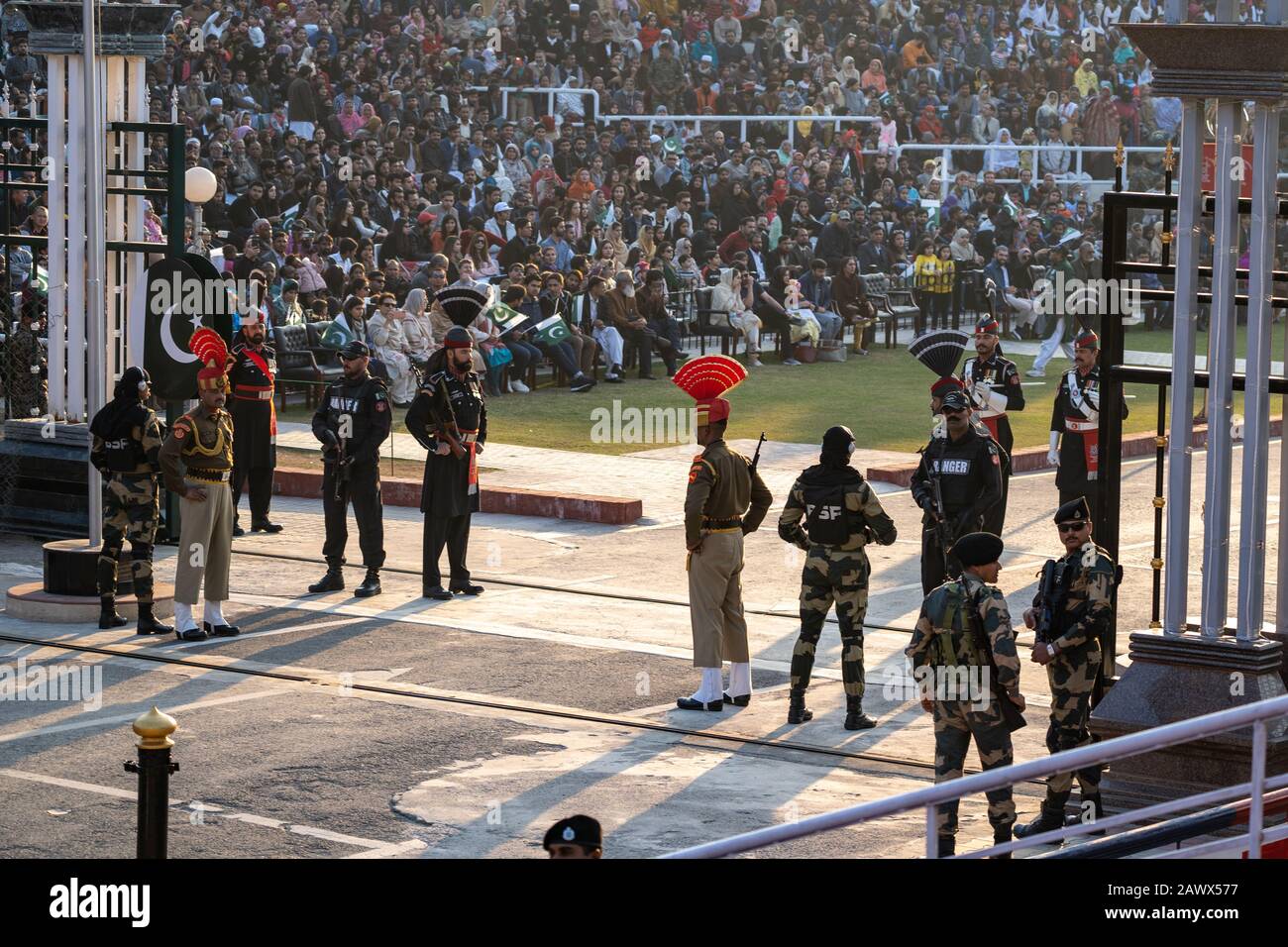 Amritsar India- febrero 8, 2020: Los guardabosques paquistaníes se preparan para enfrentar con la Fuerza de Seguridad Fronteriza India en la ceremonia de cierre de la Frontera de Wagah Foto de stock