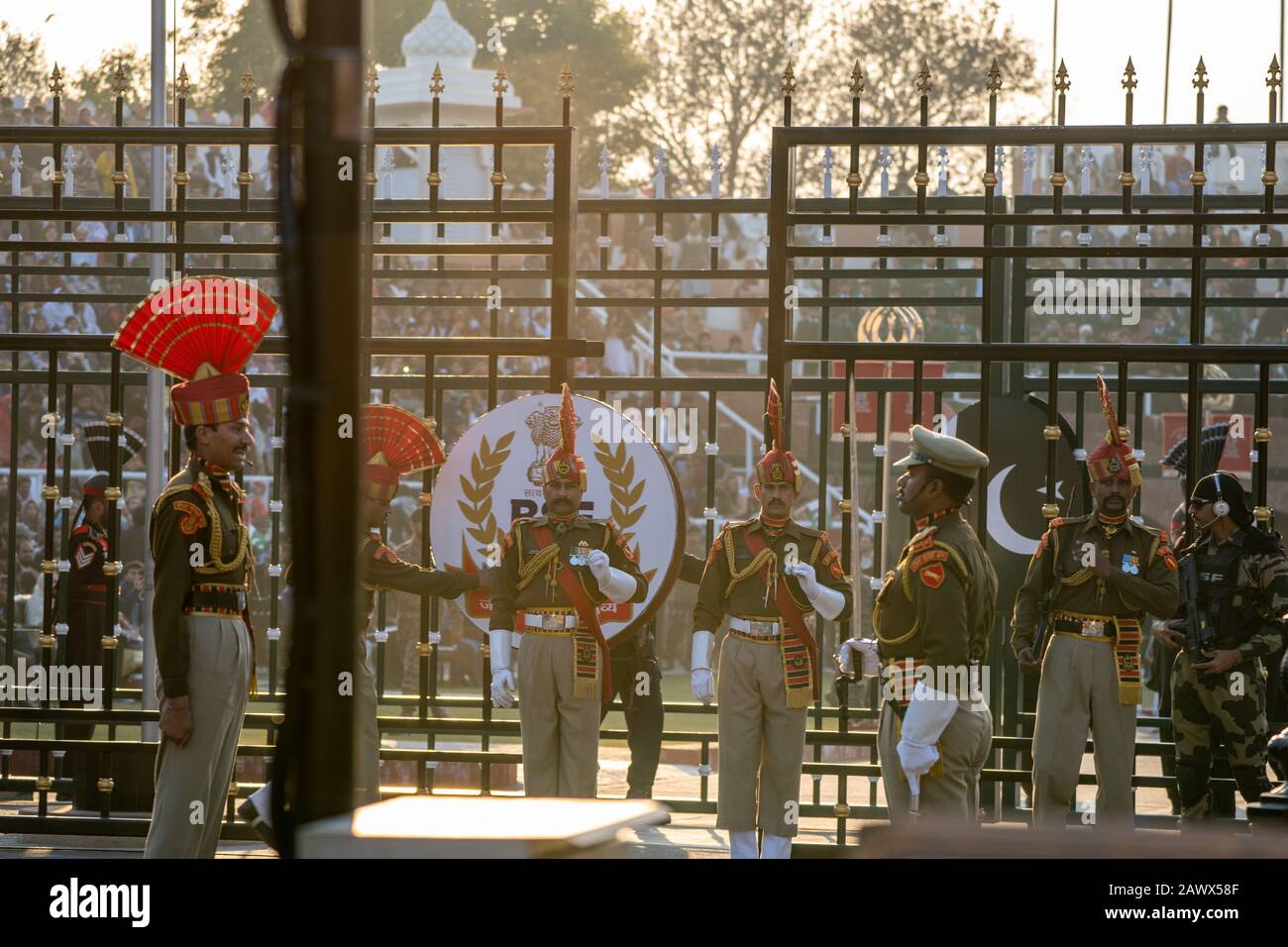 Amritsar, India - febrero 8, 2020: La Fuerza de Seguridad Fronteriza India cierra oficialmente la ceremonia de clausura de la frontera de Wagah con Pakistán, por la noche Foto de stock