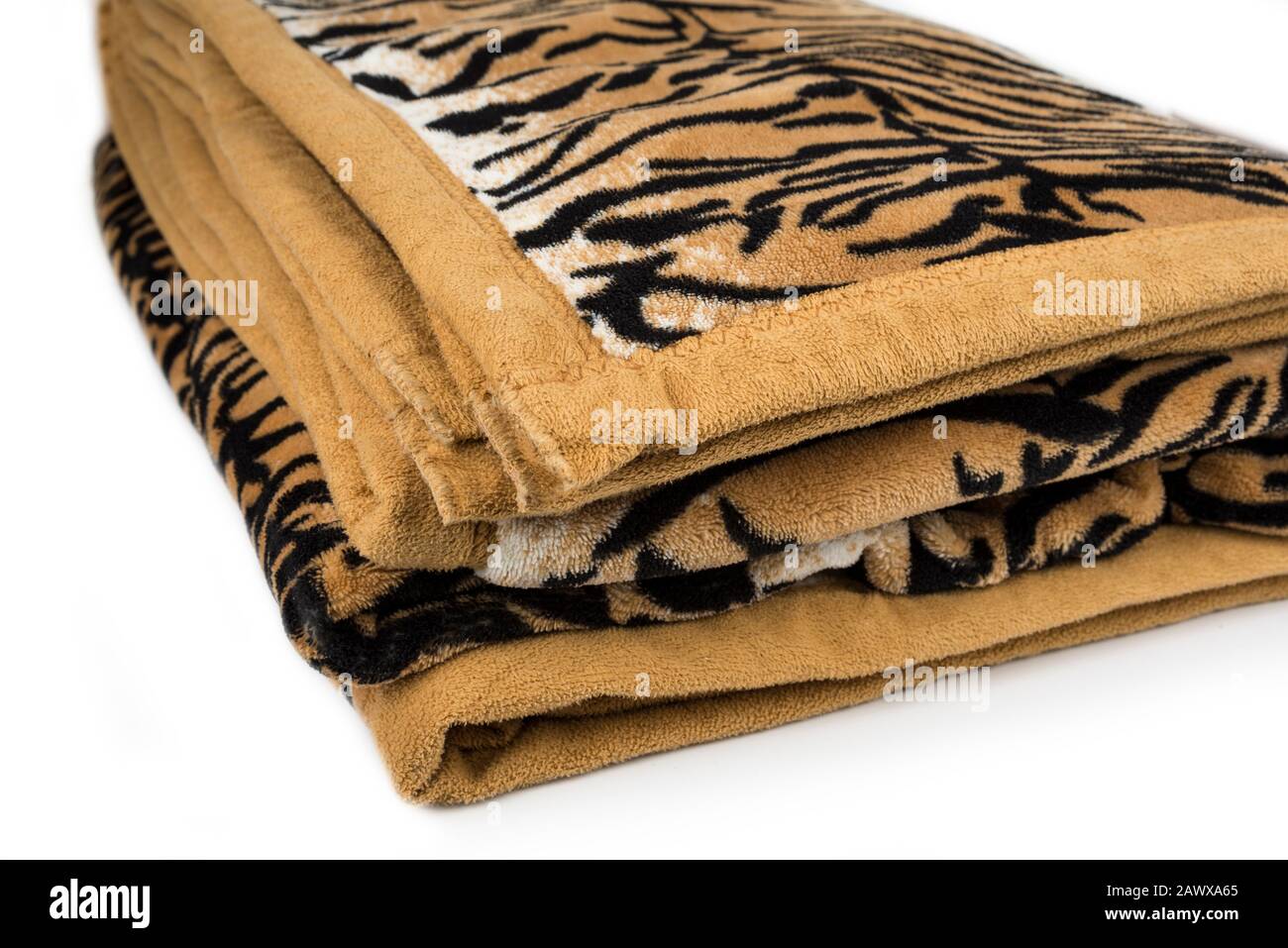 Manta de diseño de tigre plegado sobre fondo blanco Fotografía de stock -  Alamy
