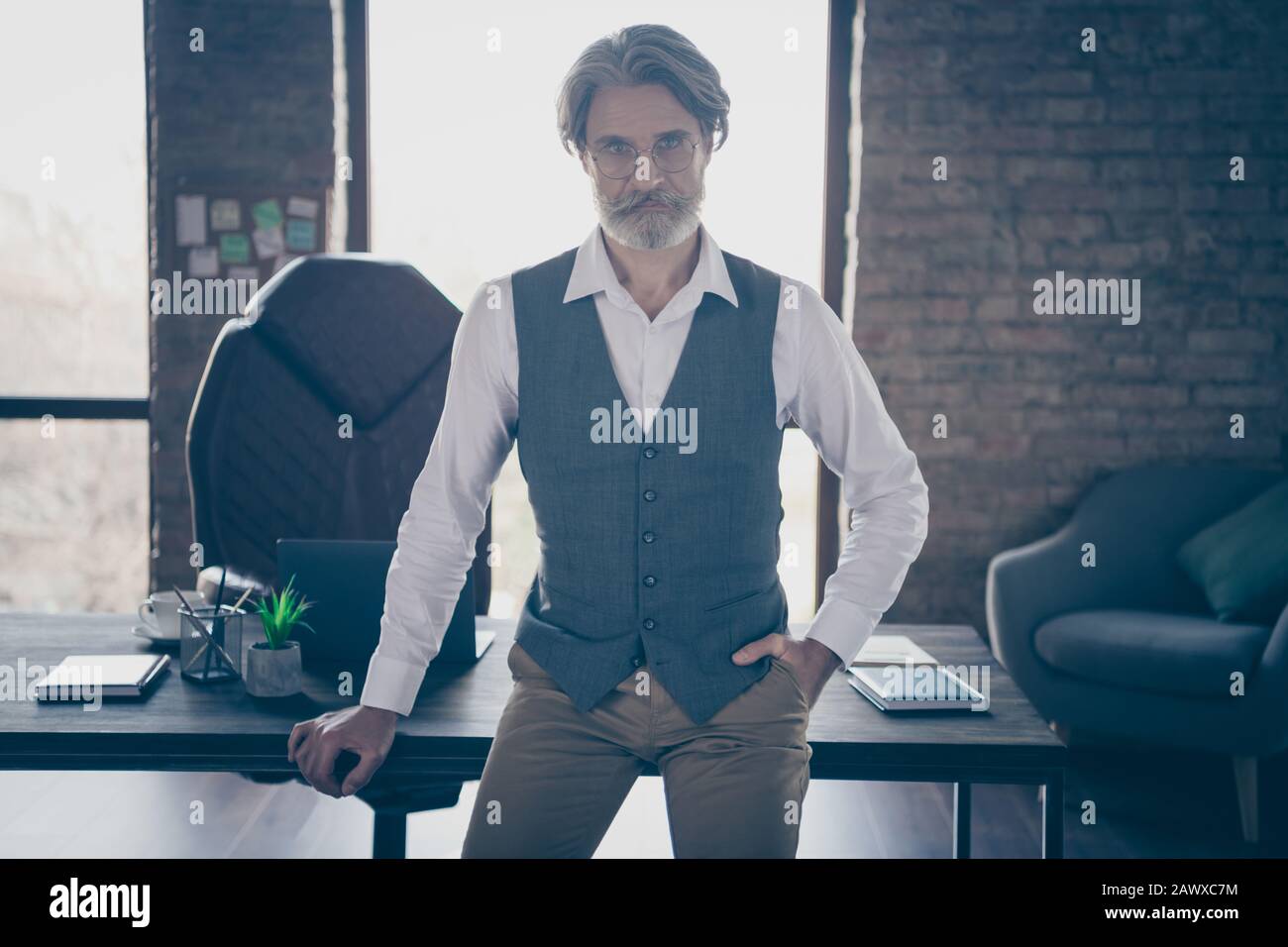 Brutal hombre viejo masculino inteligente financiero listo signo éxito  trato con los socios ropa camisa pantalones blanco pie cerca escritorio en  moderno Fotografía de stock - Alamy