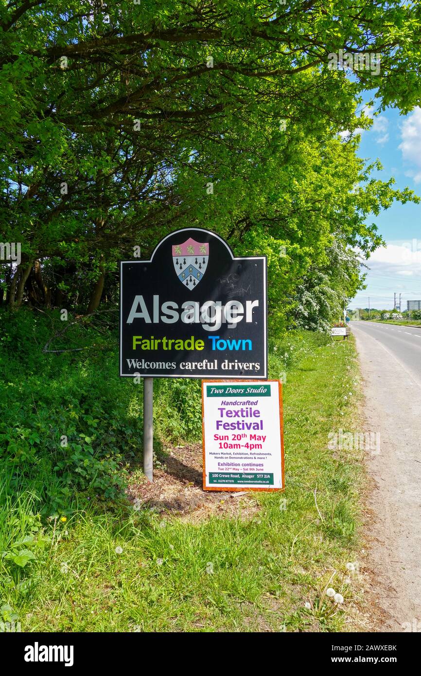 Un cartel en las afueras de la ciudad de Alsager, Cheshire, Inglaterra,  Reino Unido Fotografía de stock - Alamy