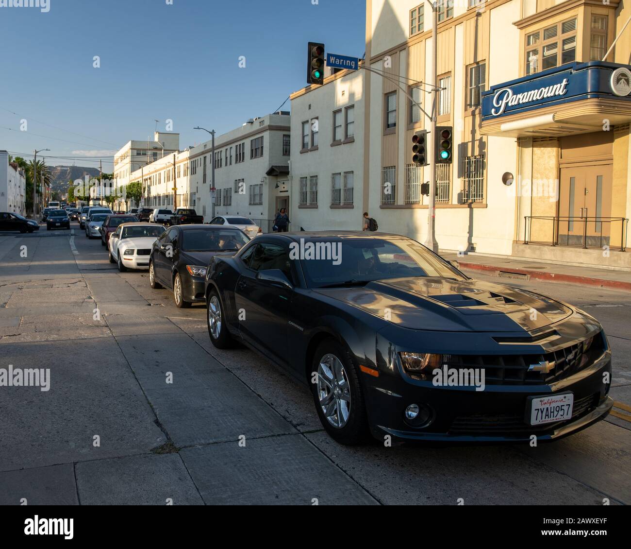 Los Ángeles - 4 de septiembre de 2019: La vista del cartel de Hollywood desde la calle junto a Paramount Pictures Foto de stock
