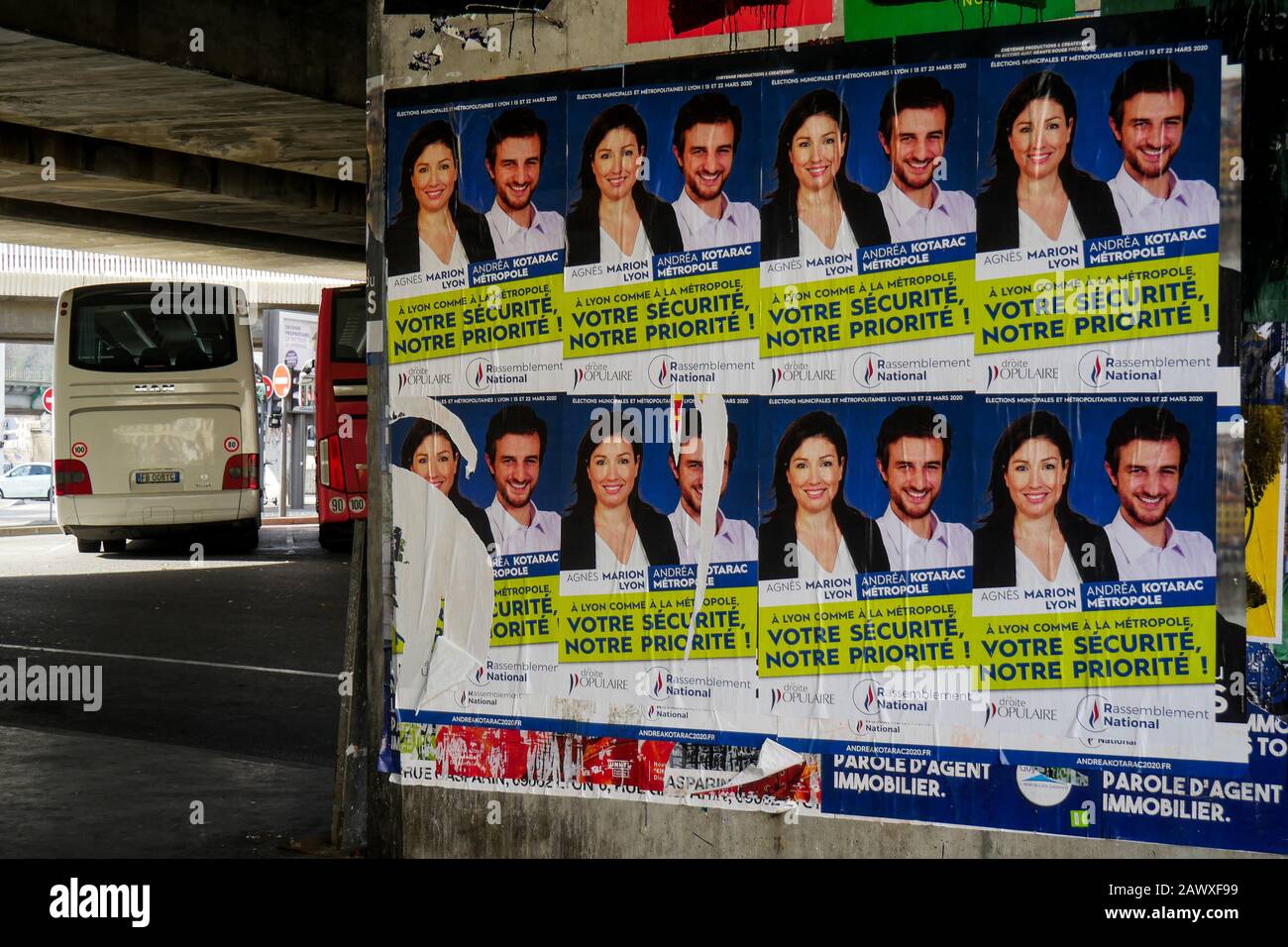 Carteles que promueven a los candidatos nacionales de Rassemblement a la presidencia de la alcaldía de Lyon, el distrito de Perrache, Lyon, Francia Foto de stock