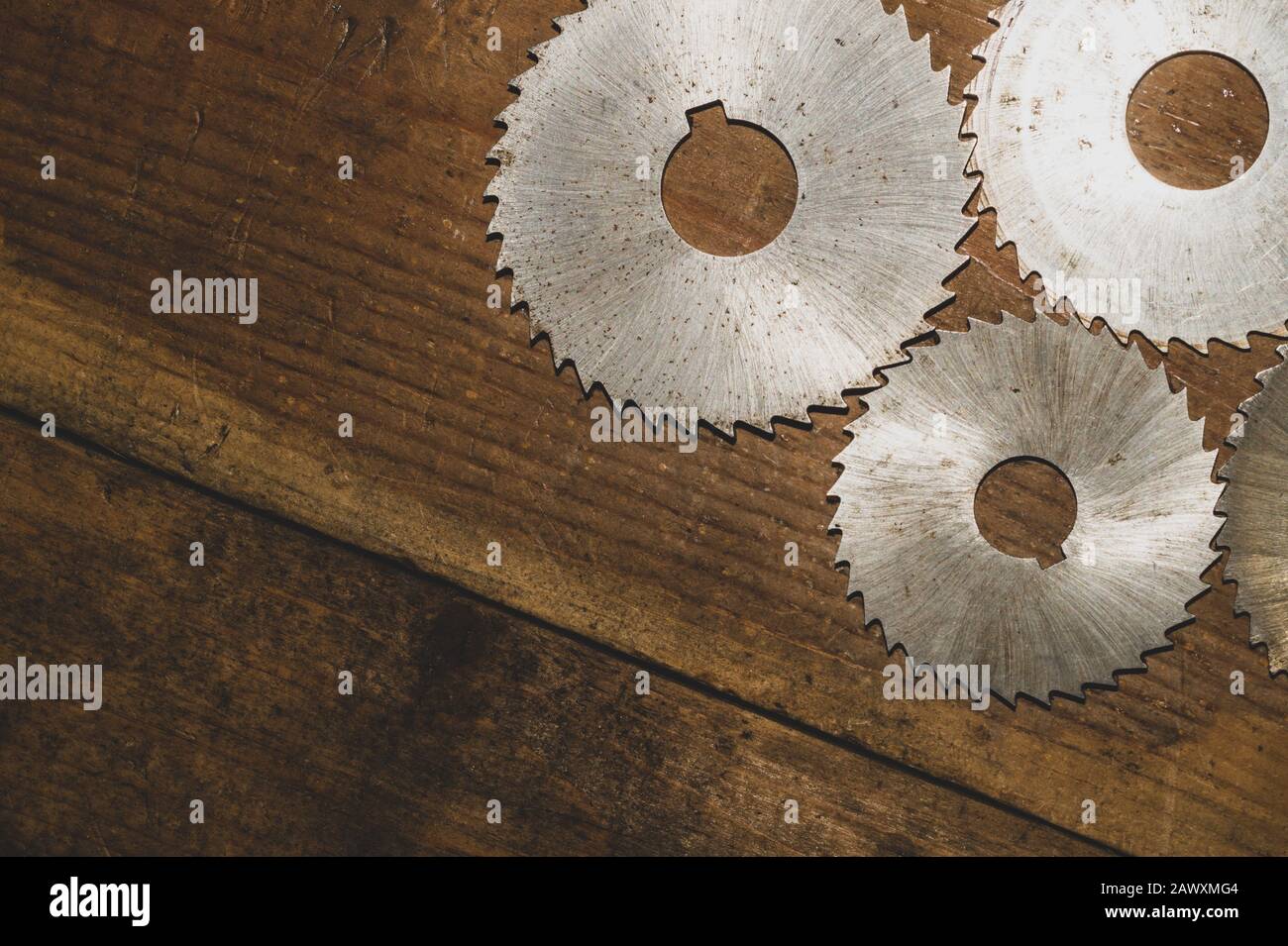 Hojas de sierra circulares. Herramientas de carpintería. Fondo industrial. Equipo para aserradero y serrado de productos de madera Foto de stock