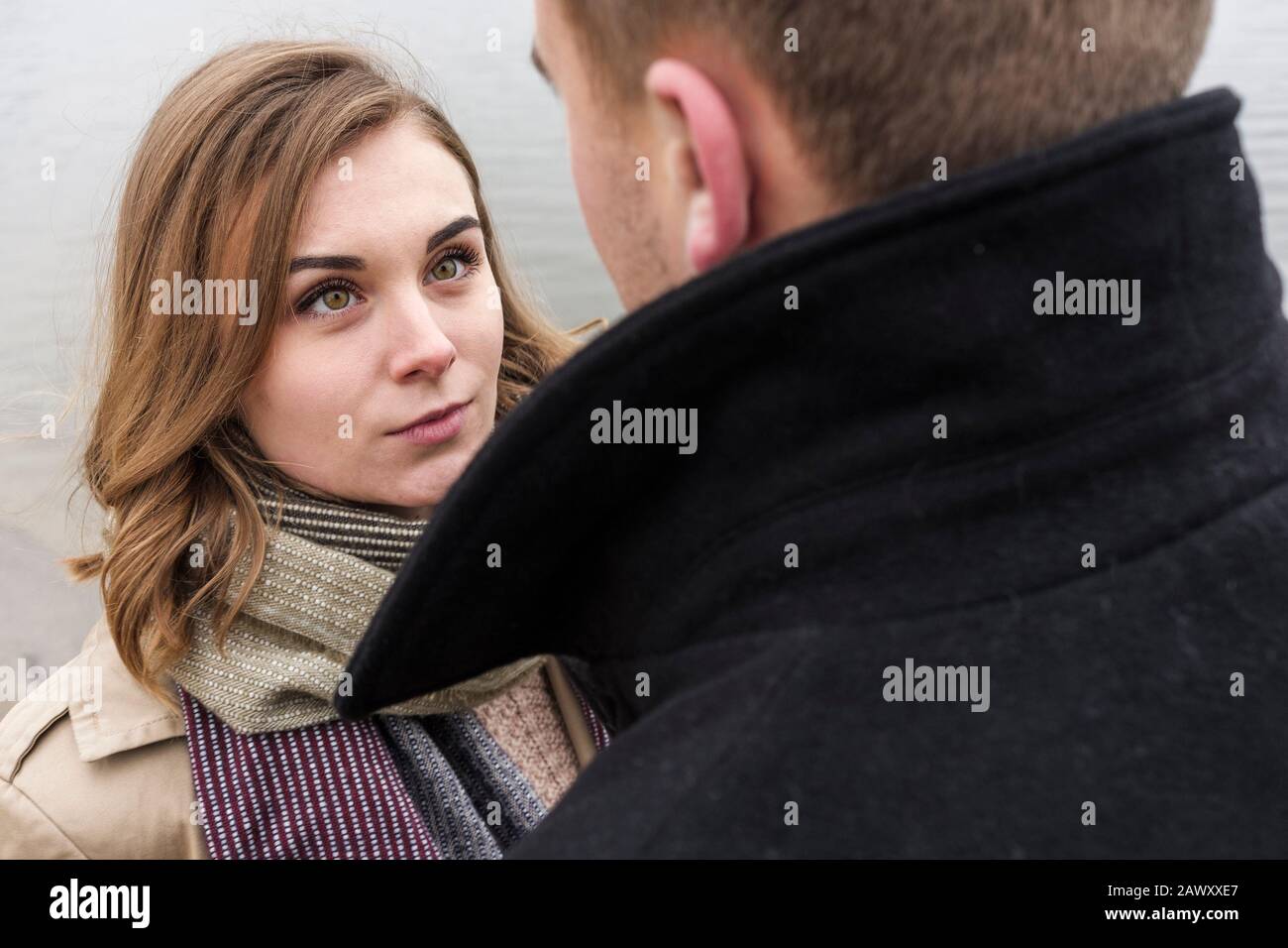 Mujer joven amante mirando a su novio Foto de stock