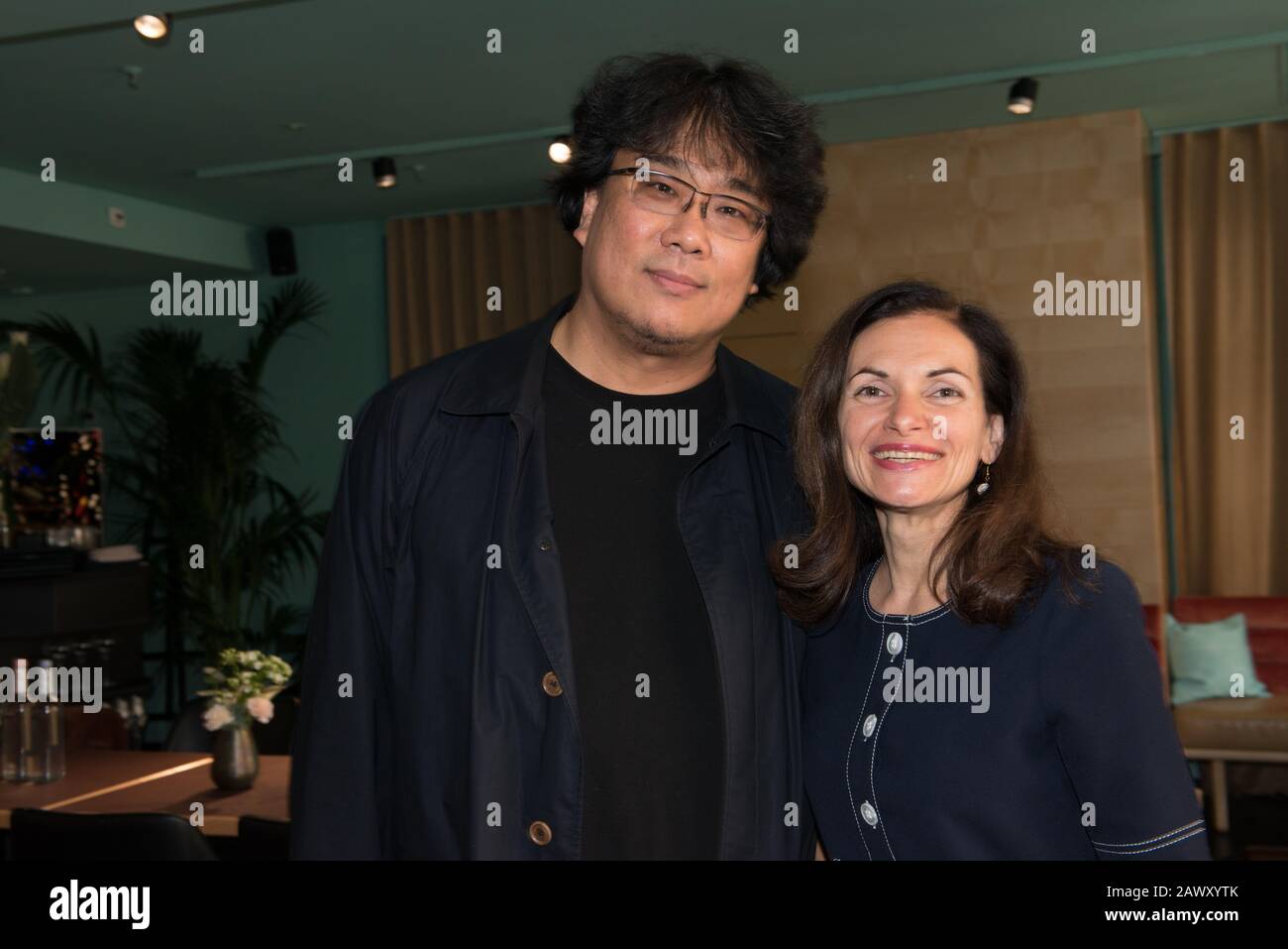 El director ganador del Oscar Bong Joon Ho fue visto en la recepción de la fiambrera de Filmfest München en julio de 2019 con Elena Diesbach, Foto de stock
