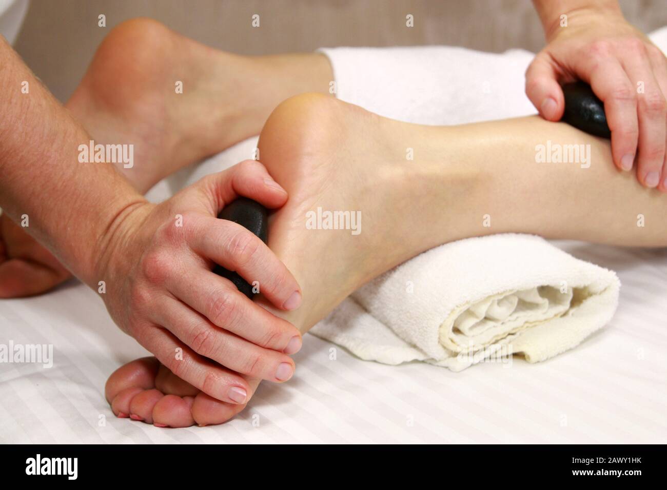 Pies en un vibrador masajeador de pie. Bañera de masaje eléctrico.  Pediluvio antes una pedicura Fotografía de stock - Alamy