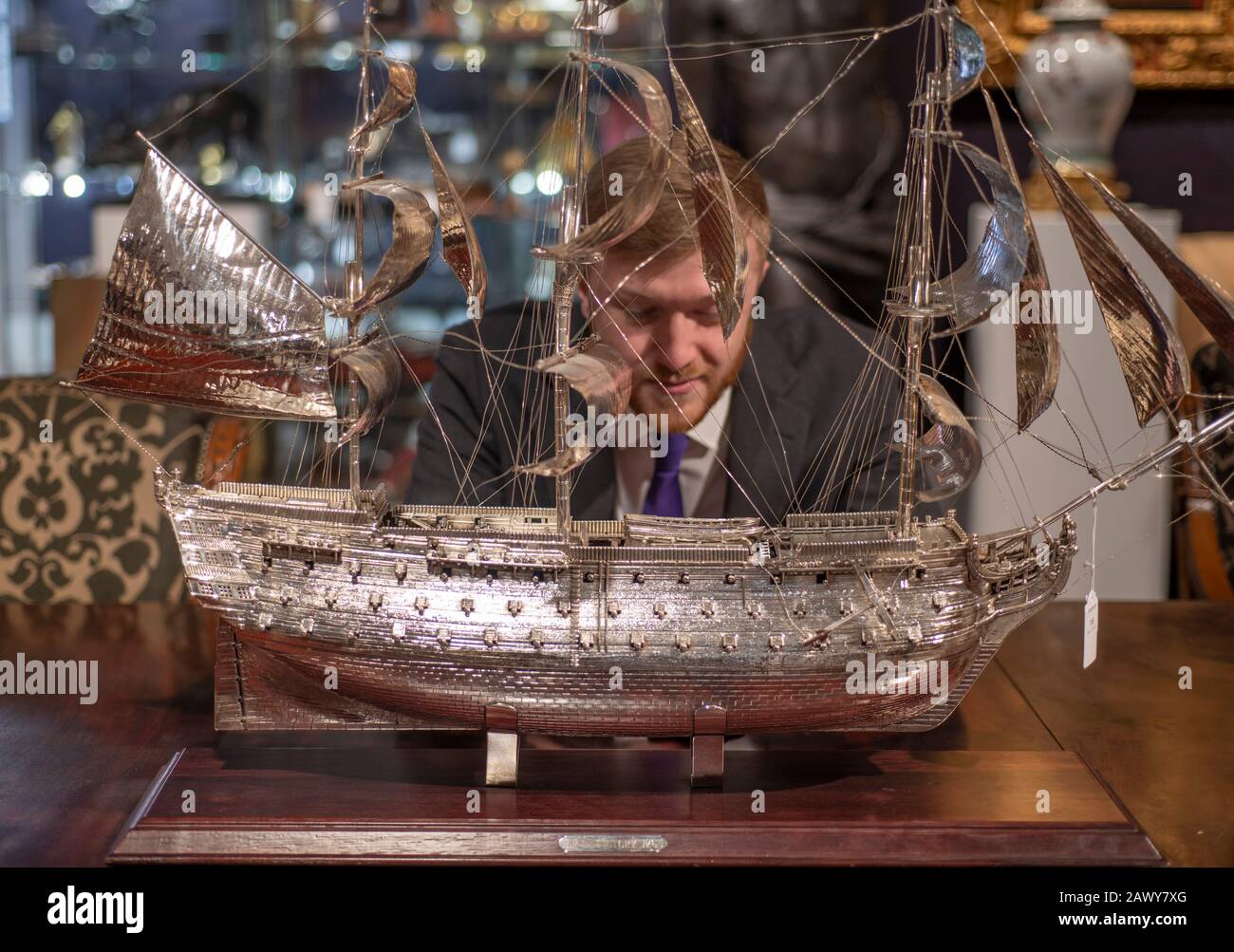 Bonhams Knightsbridge, Londres, Reino Unido. 10 de febrero de 2020. Vista previa de la venta de Gentlemans Library, la venta se realiza a partir del 12-13 de febrero de 2020. Imagen: Gran modelo plateado de HMS Victory, italiano del siglo XX. Estimación: £10,000-15,000. Crédito: Malcolm Park/Alamy Live News Foto de stock