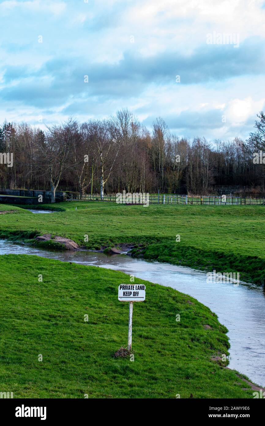 Terreno privado, mantener fuera de la señal de advertencia en tierras de labranza Cheshire Reino Unido Foto de stock