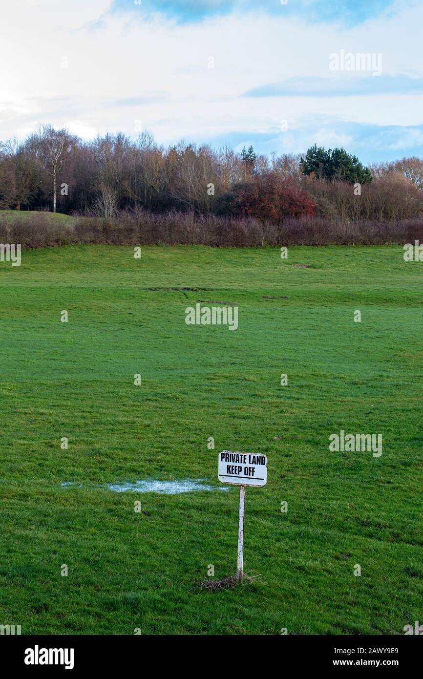 Terreno privado, mantener fuera de la señal de advertencia en tierras de labranza Cheshire Reino Unido Foto de stock
