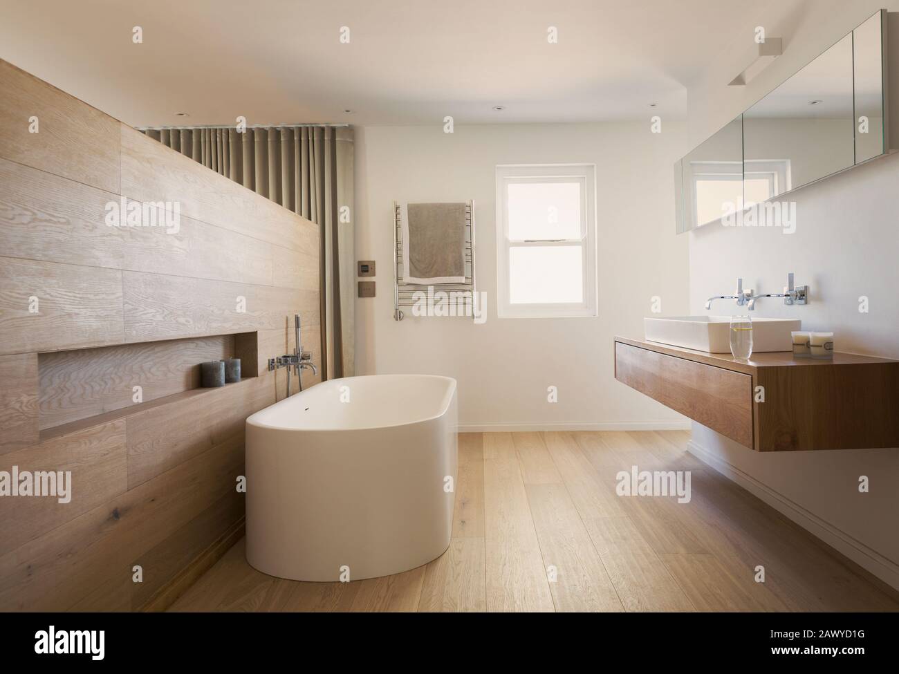 Casa moderna escaparate cuarto de baño interior con bañera Foto de stock
