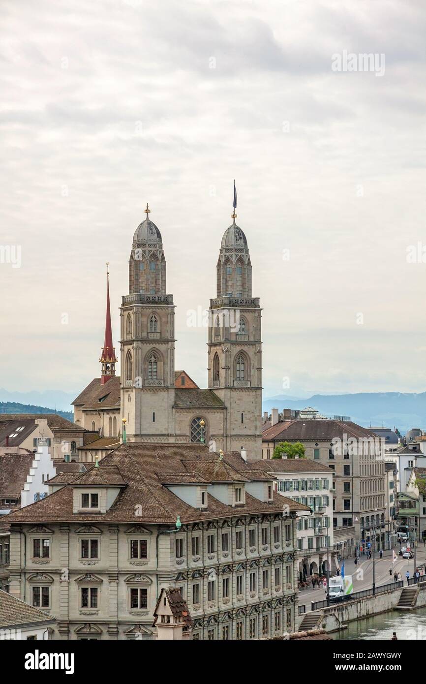 El Grossmunster con el ayuntamiento en frente. Es una iglesia protestante de  estilo románico en Zurich, Suiza. Vista desde el parque Lindenhof  Fotografía de stock - Alamy