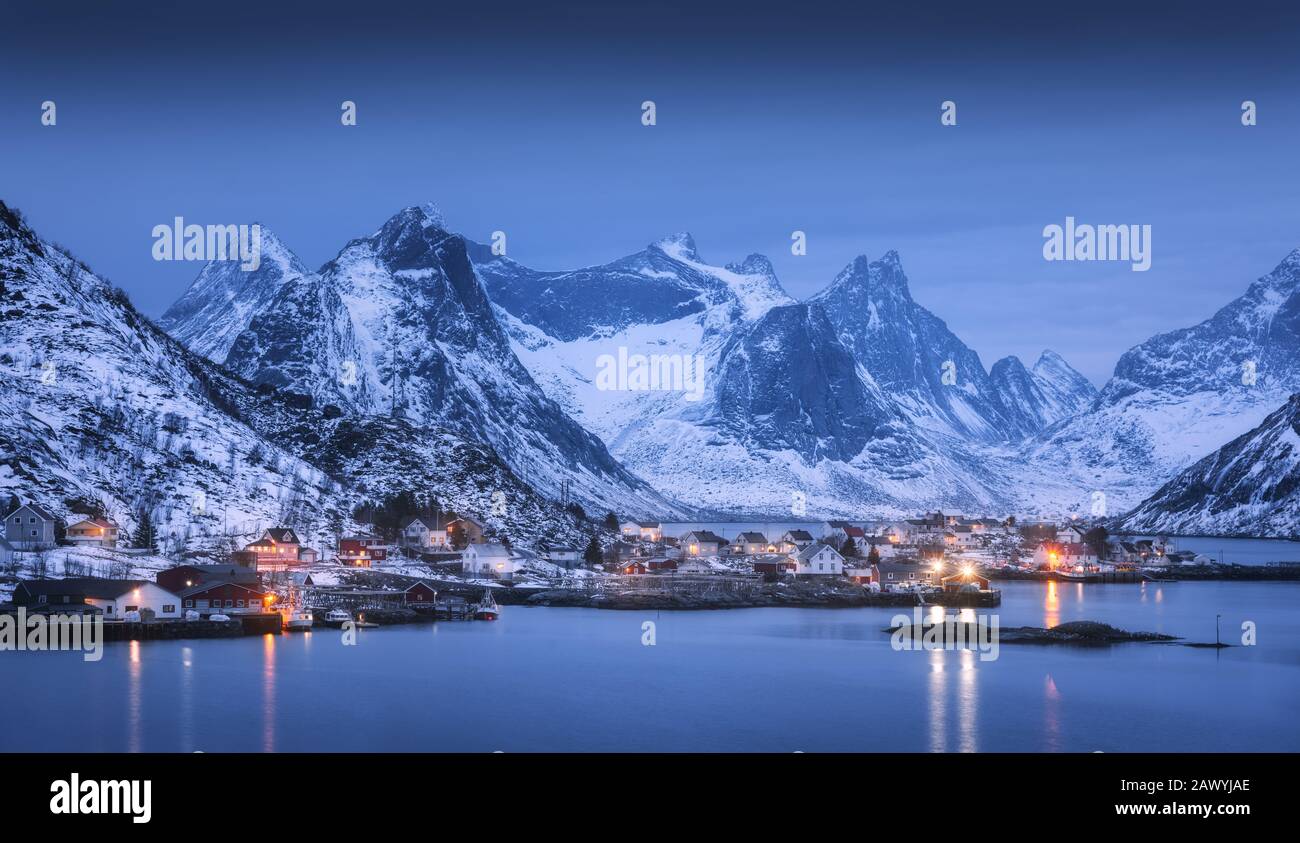 Reine por la noche en las islas de Lofoten, Noruega. Paisaje invernal Foto de stock