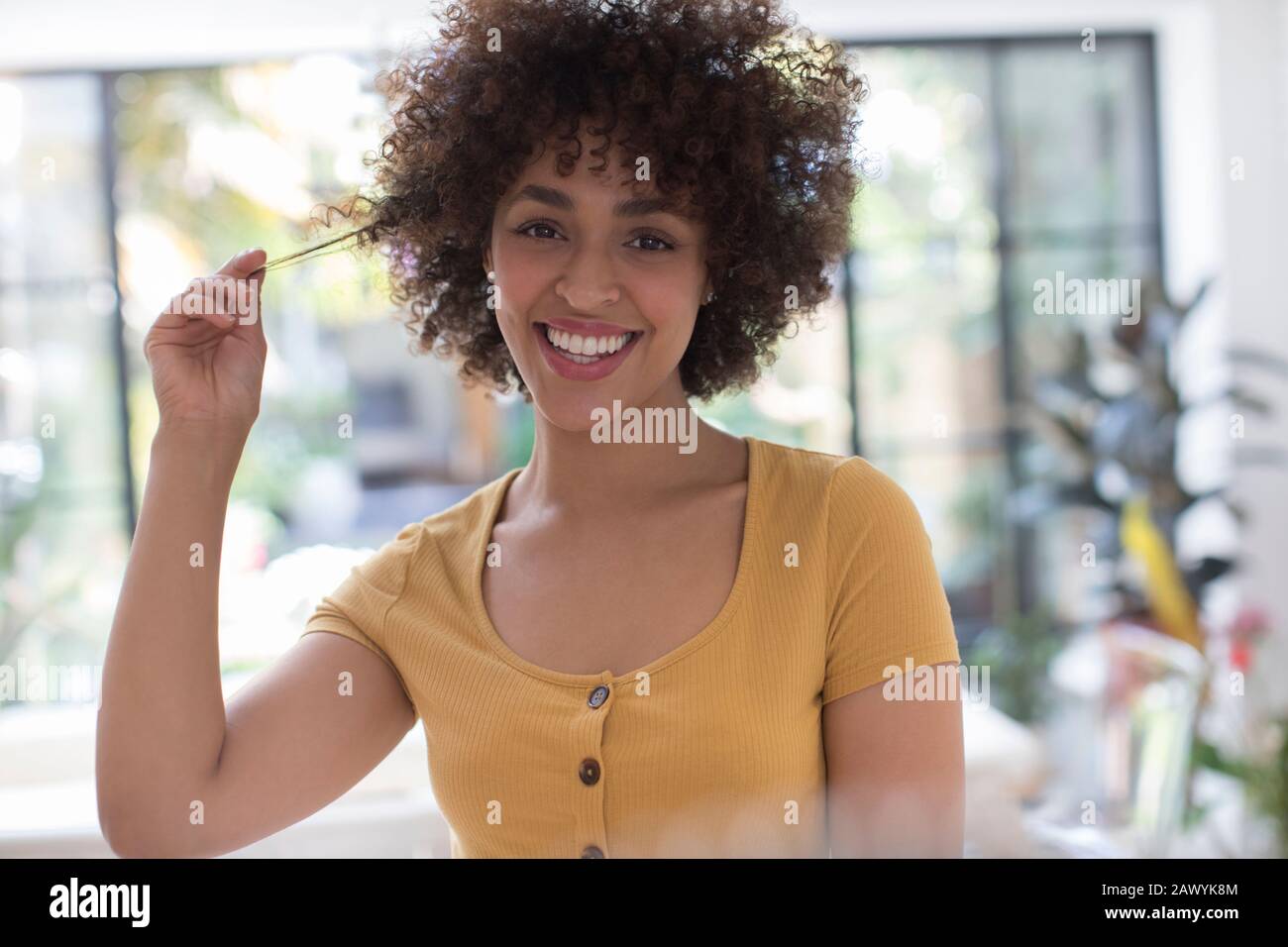 Retrato feliz mujer joven Foto de stock