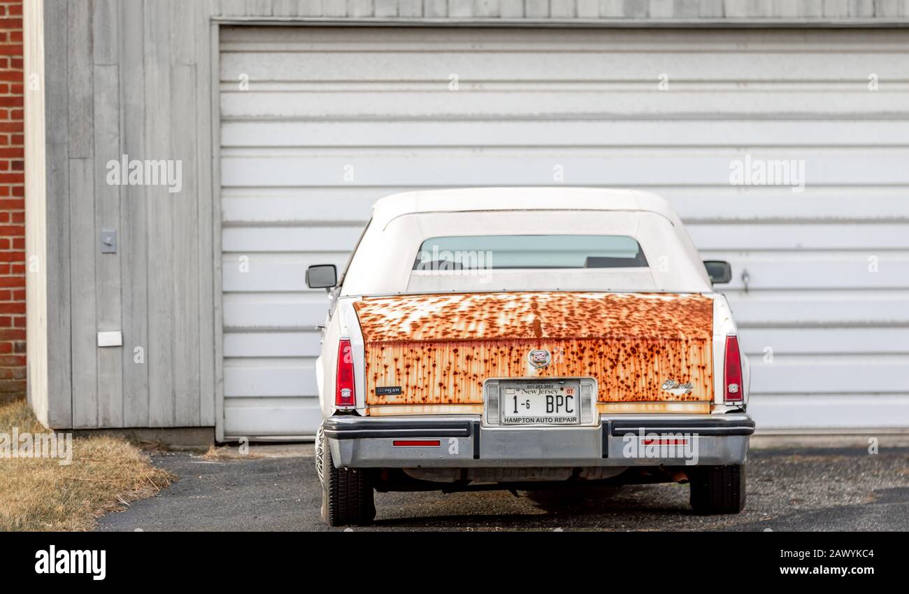 Antiguo Cadillac convertible con un extremo trasero muy oxidado Foto de stock