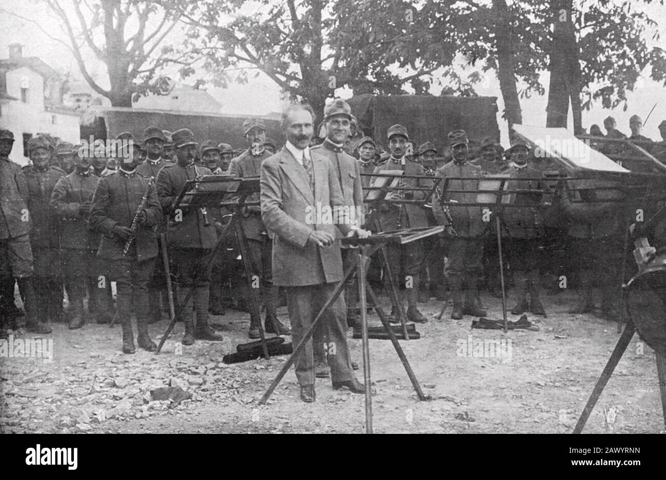 Arturo TOSCANINI (1867-1957) director de orquesta italiana una banda militar italiana alrededor de 1905 Foto de stock