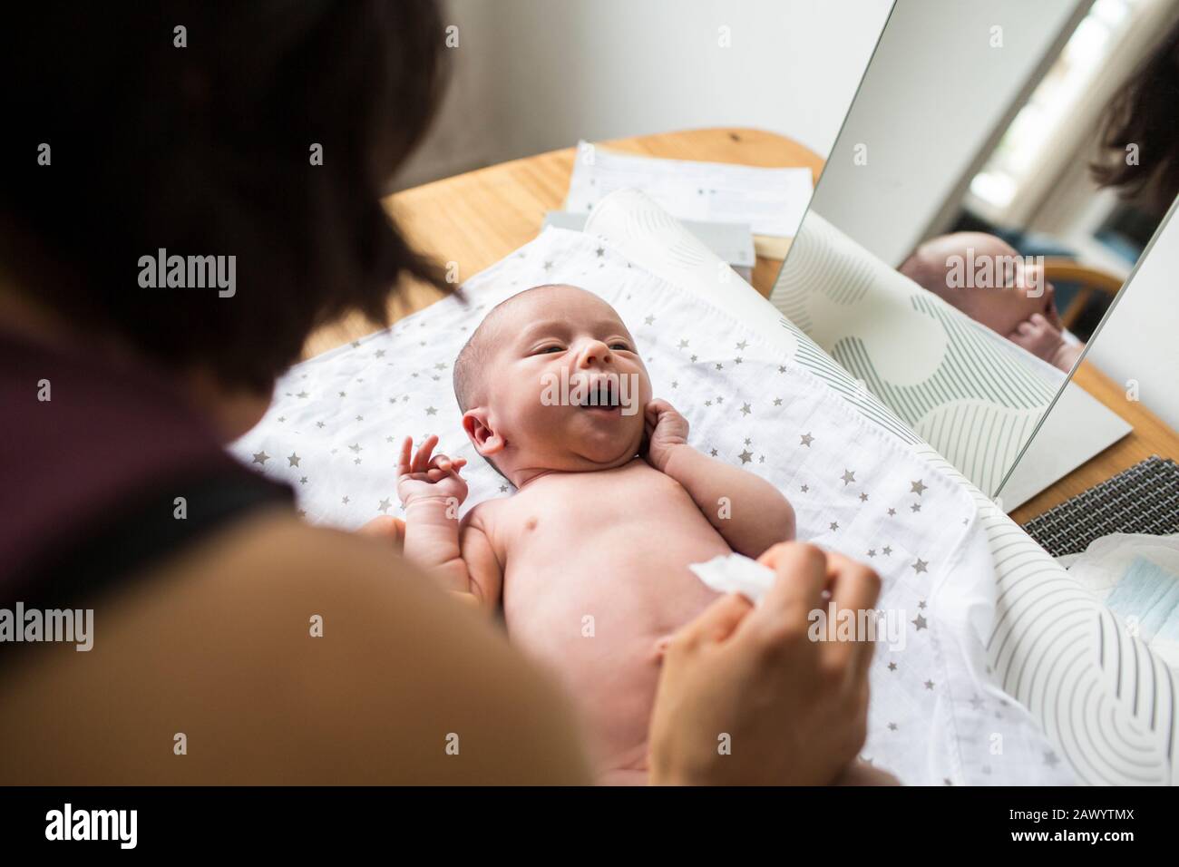 Madre cambiando pañal del bebé recién nacido Foto de stock
