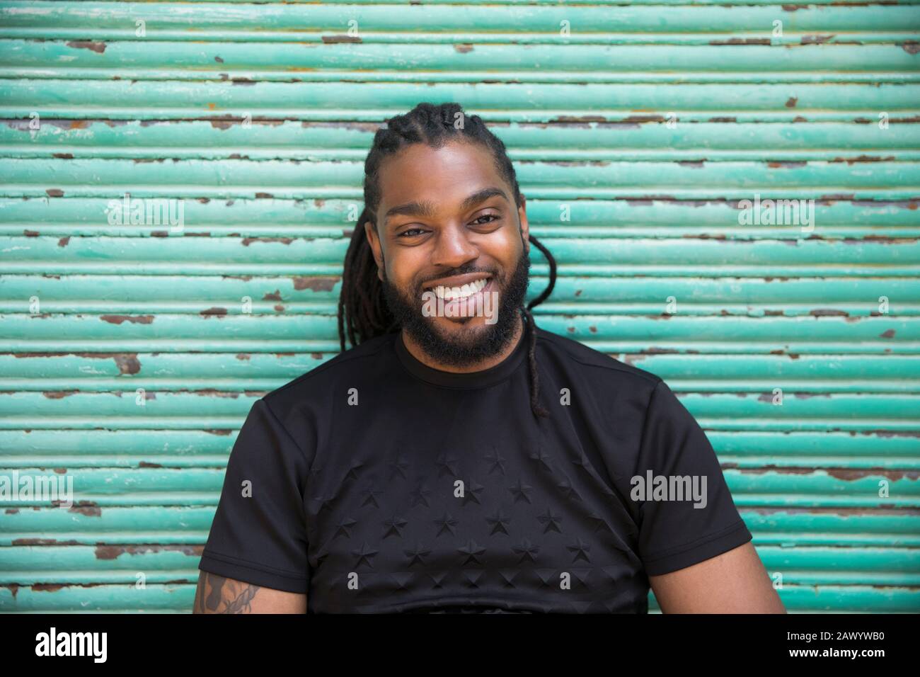 Retrato feliz hombre guapo con barba sonriente Foto de stock