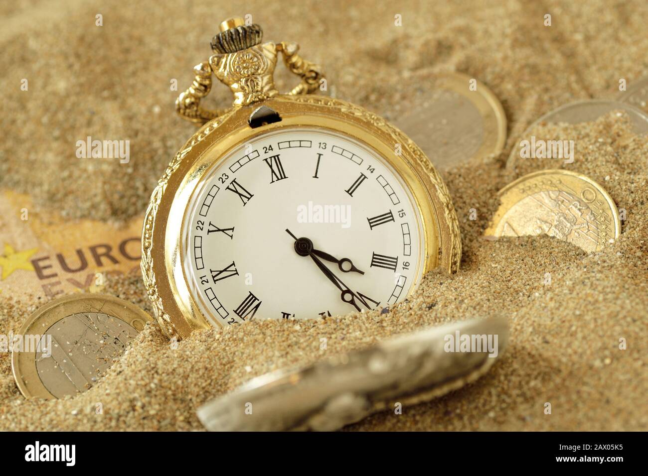 Reloj de bolsillo y dinero en euros en la arena - el concepto de la  relación calidad-precio del tiempo Fotografía de stock - Alamy