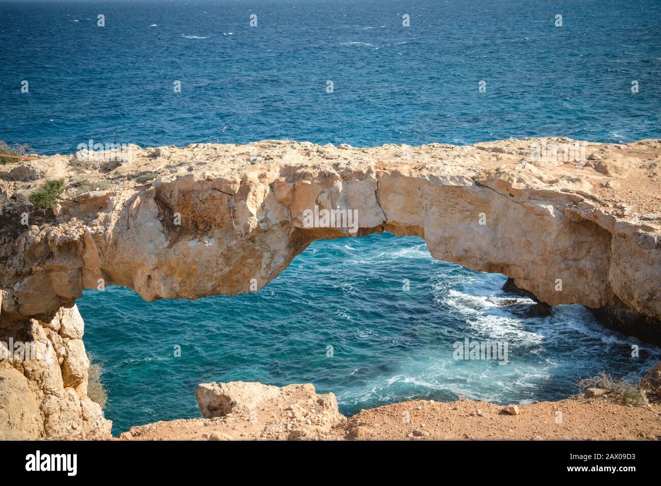 Kamara Tou Koraka Arco de Piedra sobre el agua en Chipre Foto de stock