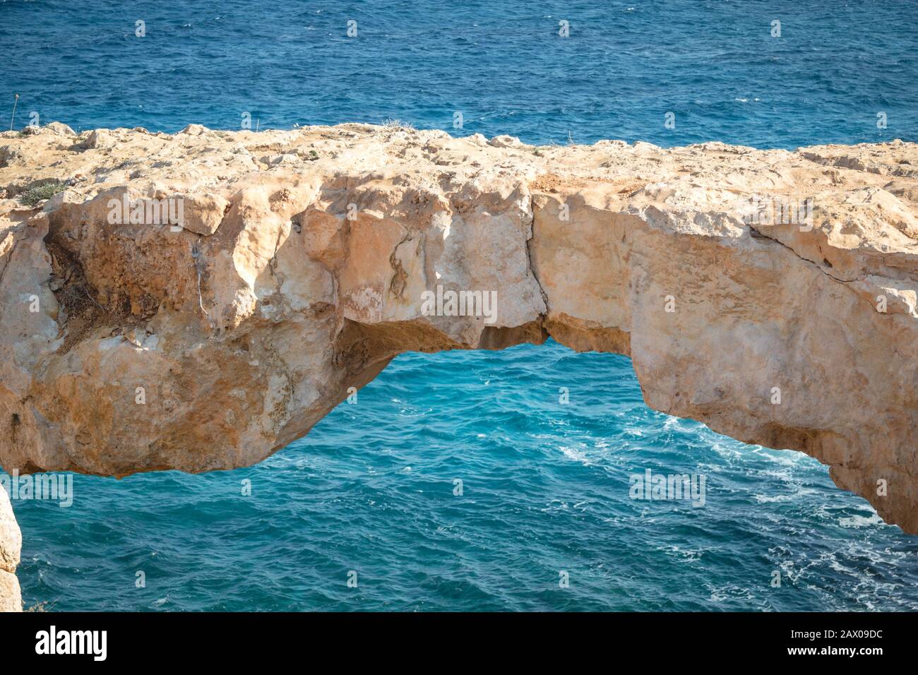 Kamara Tou Koraka Arco de Piedra sobre el agua en Chipre Foto de stock
