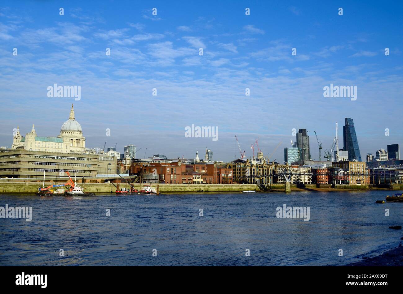 Gran Bretaña, Londres, el río Támesis con la catedral de San Pablo, la torre B42, el rallador de queso y diferentes edificios Foto de stock