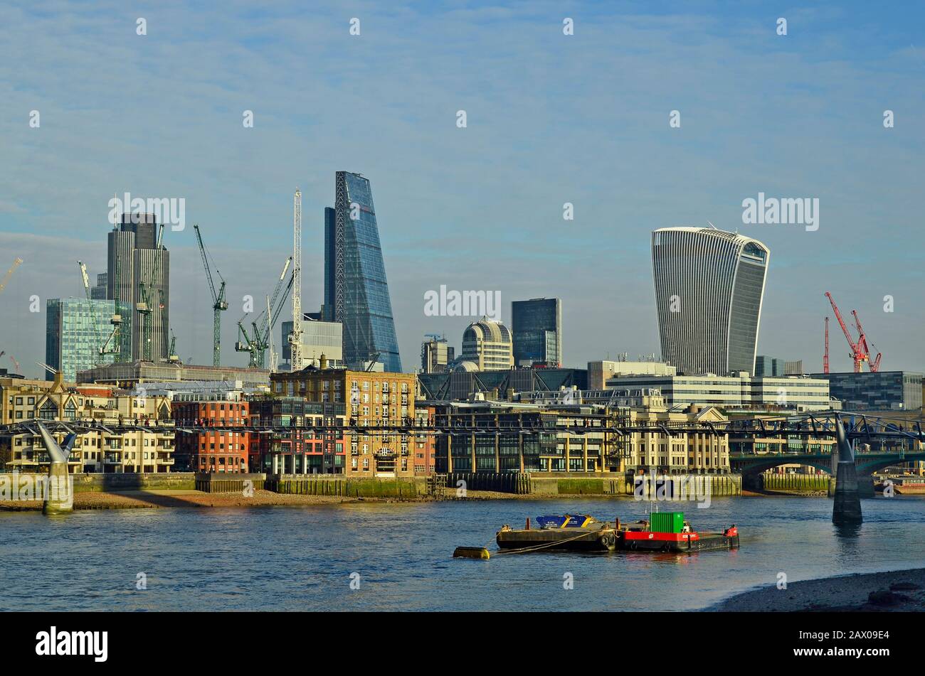 Londres, Reino Unido - 19 de enero de 2016: Puente milenios y Sky Srapers, torre B42, rallador de queso y edificio Sky Graden Foto de stock
