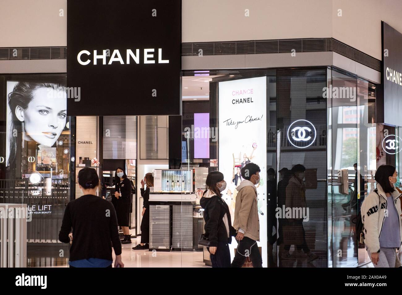 La multinacional francesa Chanel ropa y productos de belleza tienda de marca  se ve en Hong Kong Fotografía de stock - Alamy