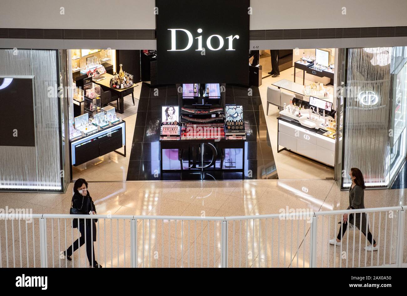 Francés Christian Dior bienes de lujo, ropa y productos de belleza tienda  de marca se ve en Hong Kong Fotografía de stock - Alamy