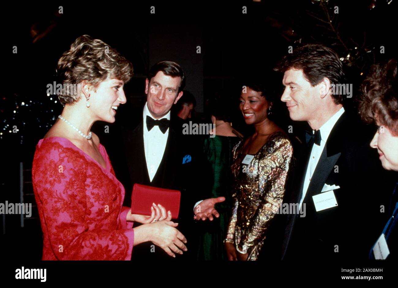 La Princesa Diana Se Reune Con El Actor Anthony Andrews Despues De Haber Actuado En El Joy To The World Concert En El Royal Albert Hall Londres Inglaterra Centro Fotografia De Stock
