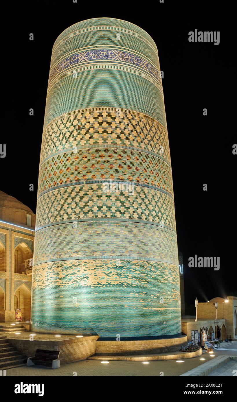 Minarete Menor De Kalta Iluminado Por La Noche, Itchan-Kala, Khiva, Uzbekistán, Asia Central Foto de stock