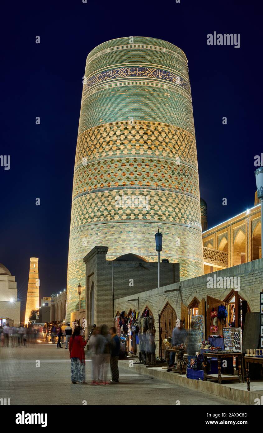 Minarete Menor De Kalta Iluminado Por La Noche, Itchan-Kala, Khiva, Uzbekistán, Asia Central Foto de stock