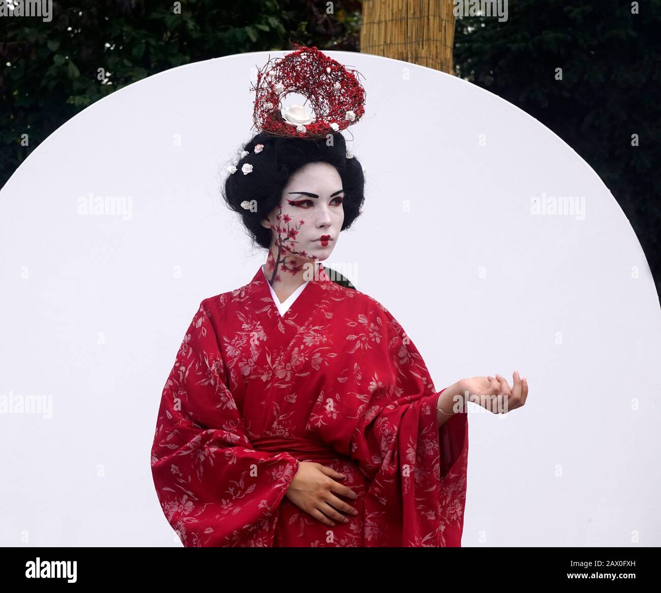 Timisoara, Rumania- 09.06.2019 estatua viva de una geisha japonesa. Mujer  vestida de kimono pose como una estatua humana realista en un parque  Fotografía de stock - Alamy