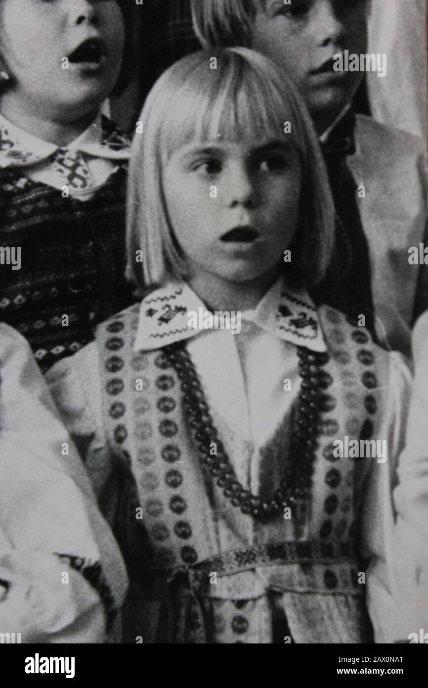 Margarita Patético población Fina fotografía vintage en blanco y negro de los años 70 de un coro de niños  lituanos vestidos con ropa étnica tradicional Fotografía de stock - Alamy