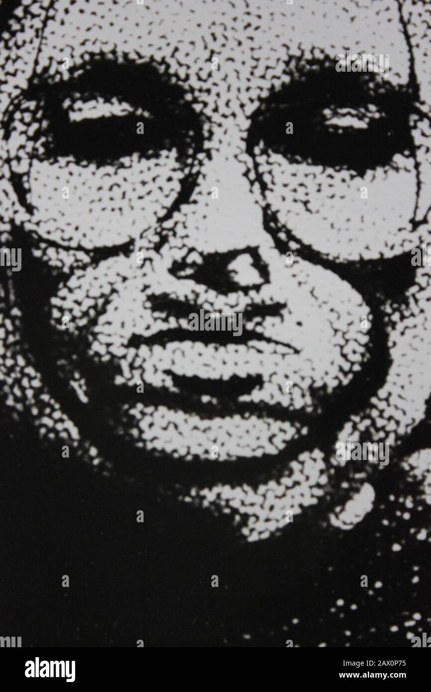 Fotografía extrema de la vendimia en blanco y negro de la década de 1970 de un retrato creativo de la cara completa de una mujer Foto de stock