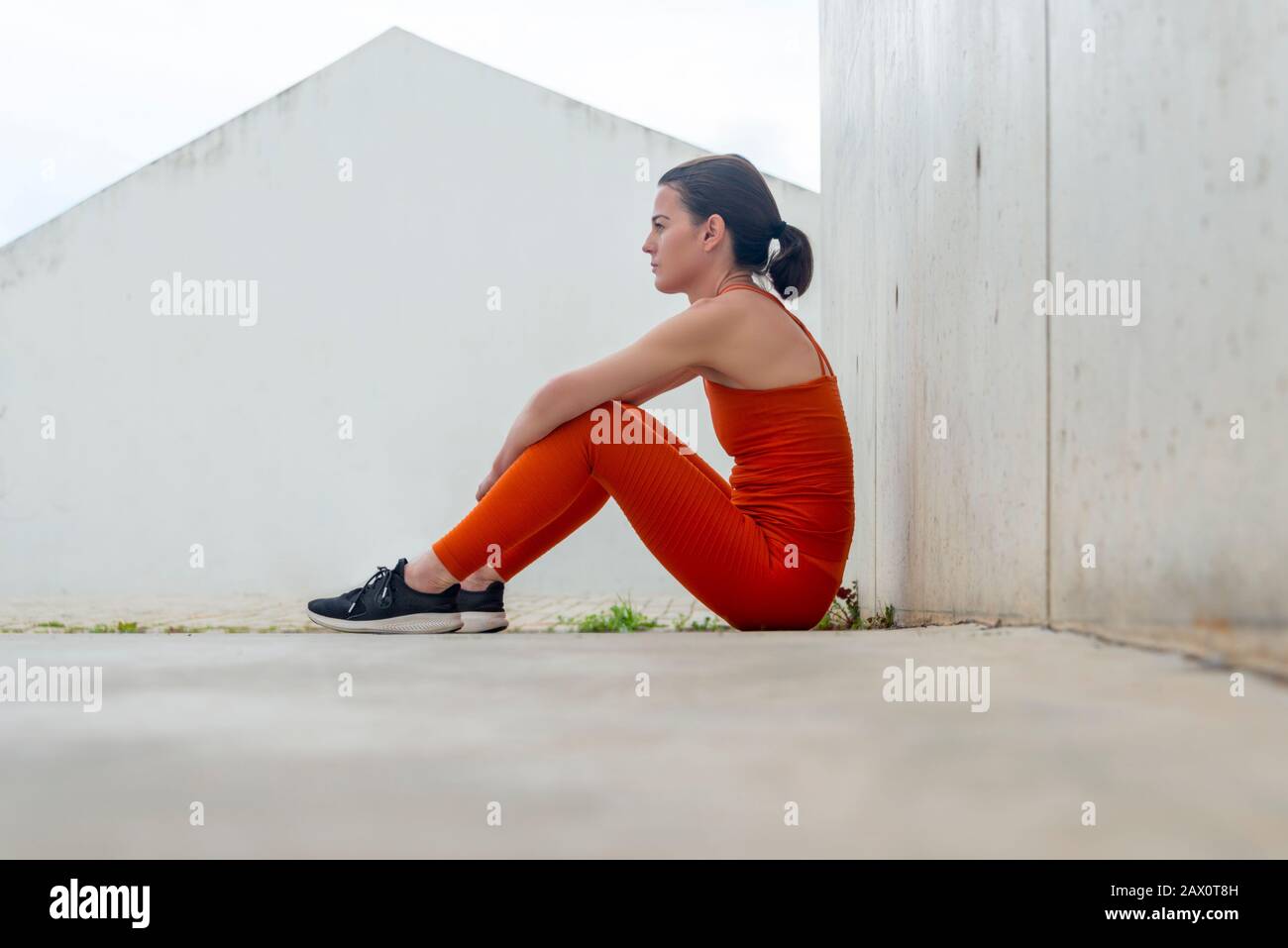 mujer activa descansando después de correr y hacer ejercicio. Foto de stock