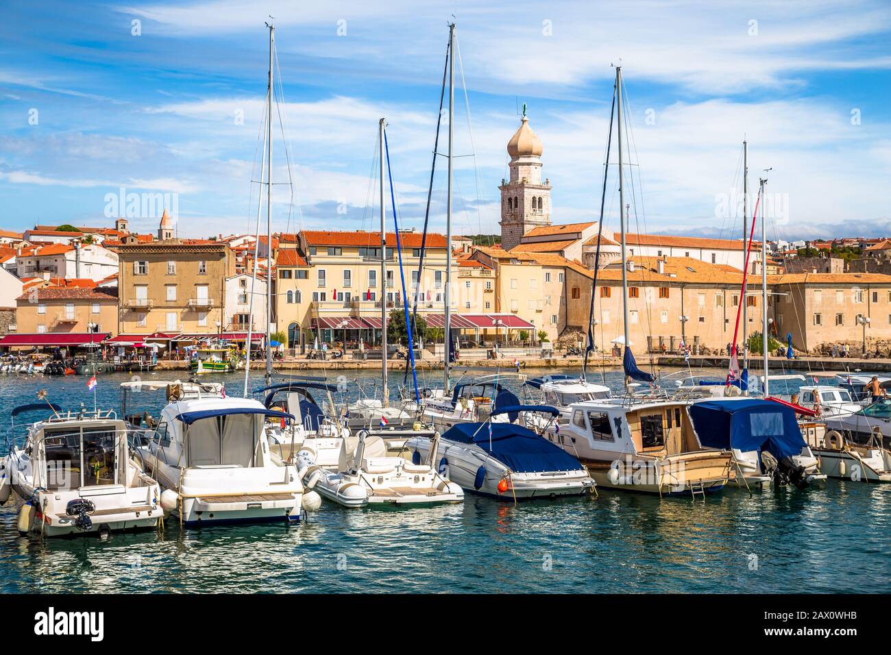 Vista panorámica clásica del famoso perfil de Krk con barcos de vela anclando en la histórica zona del puerto de la isla mediterránea en verano, Croacia Foto de stock