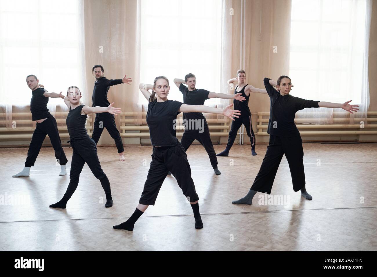 Grupo de bailarines profesionales que usan ropa negra con ensayo en estudio, disparo horizontal Fotografía stock - Alamy