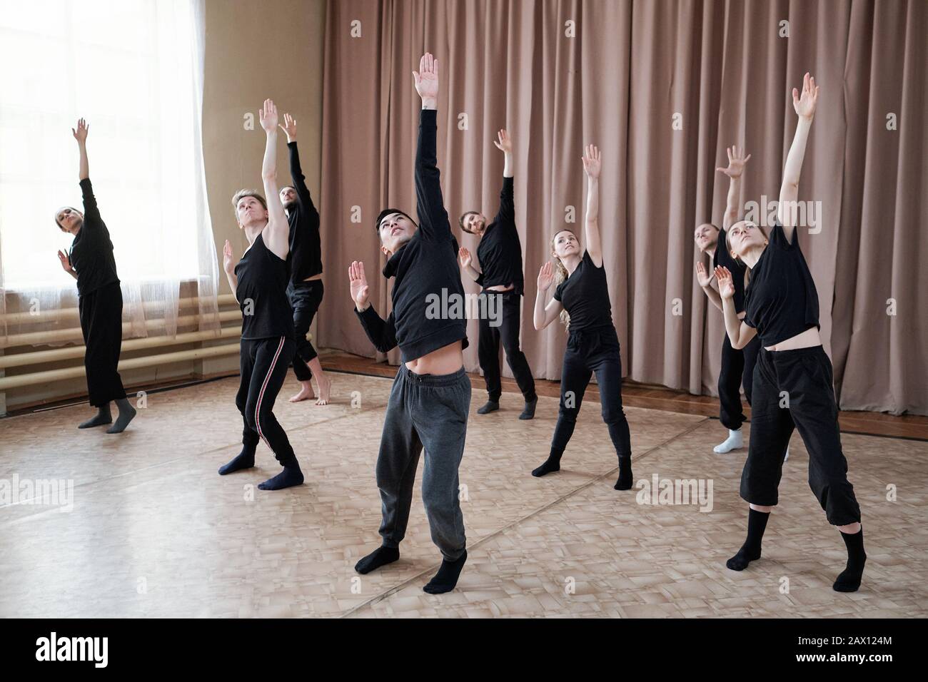 Los jóvenes y las mujeres usan negra ensayan su nuevo baile contemporáneo en estudio Fotografía de - Alamy
