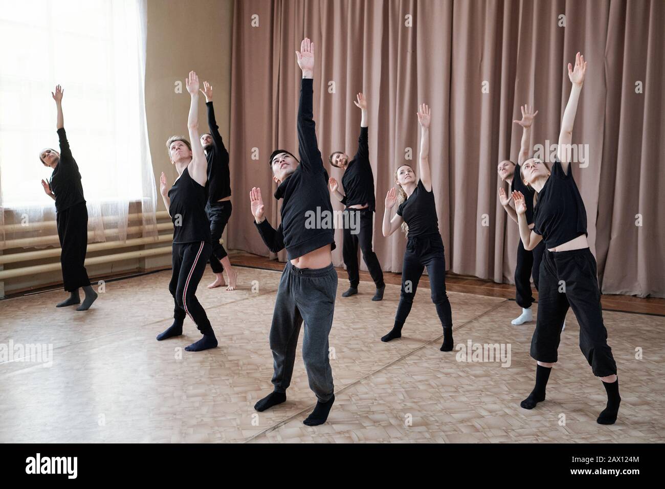 Relajante tos Rezumar Los jóvenes y las mujeres que usan ropa negra ensayan su nuevo baile  contemporáneo en estudio Fotografía de stock - Alamy