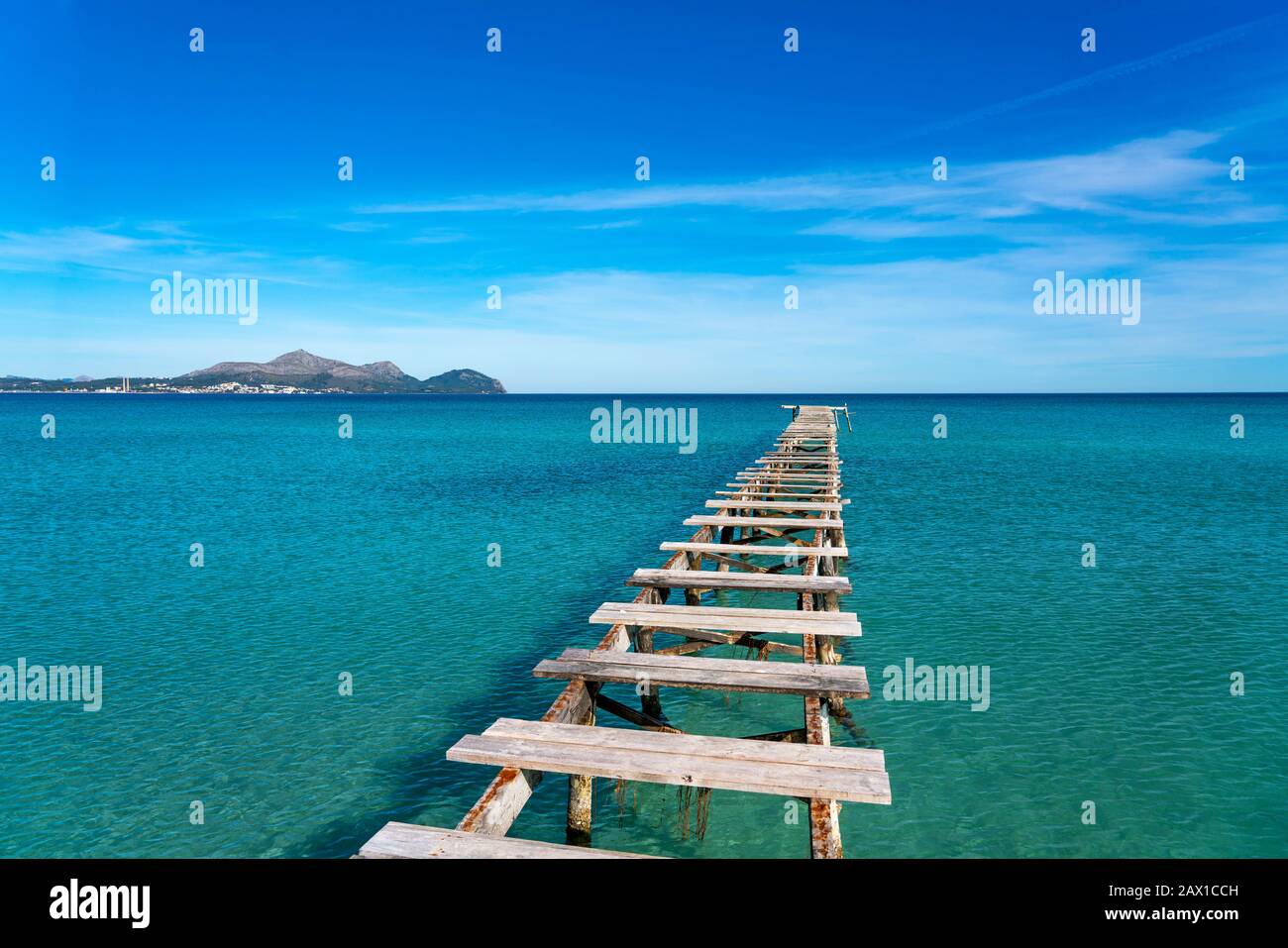 Bahía de Alcudia, Platja de Muro, Playa Muro, embarcadero de madera, Mallorca, Islas Baleares, España, Foto de stock