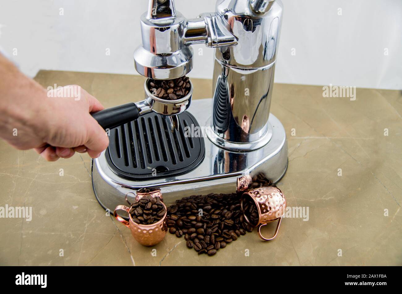 Café recién tostado en espresso. Mientras prepara el café. Cafetera  espresso estilo retro. Granos de café y tazas de metal. El café es una buena  sta Fotografía de stock - Alamy