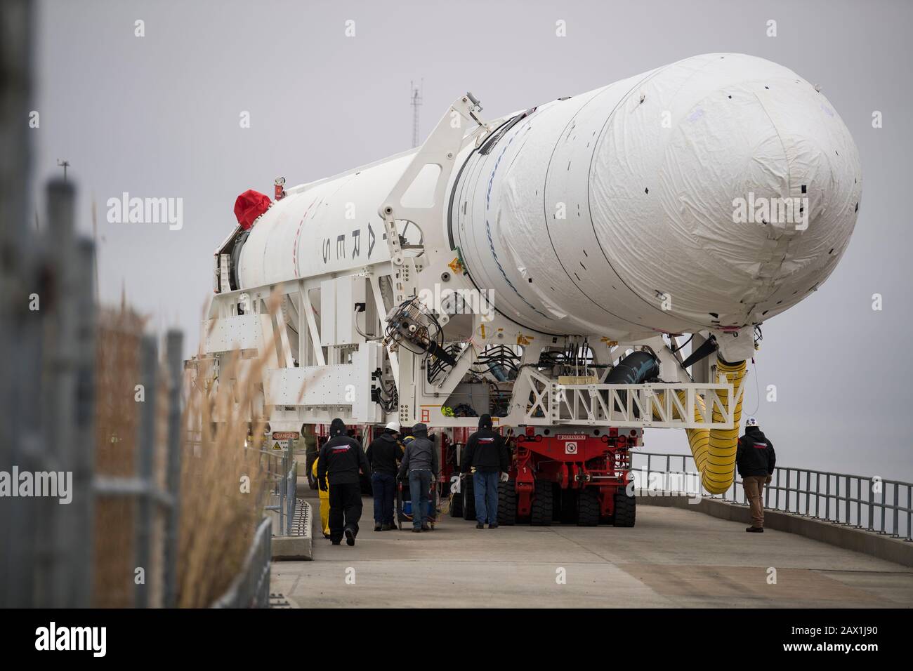 El cohete Northrop Grumman Antares, con la nave espacial Cygnus reupply a bordo, se traslada al lanzamiento de Pad-0A, en la instalación de vuelo Wallops de la NASA, el 5 de febrero de 2020, en Wallops, Virginia. La misión comercial de reabastecimiento de carga transportará 7,500 libras de suministros y equipo a la Estación Espacial Internacional y está programada para su lanzamiento el 9 de febrero. Foto de stock