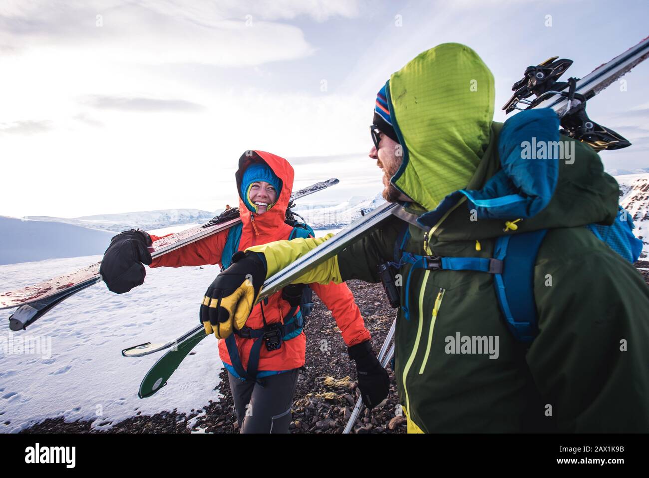 Mujer y hombre riendo mientras caminaba con esquís en Islandia Foto de stock