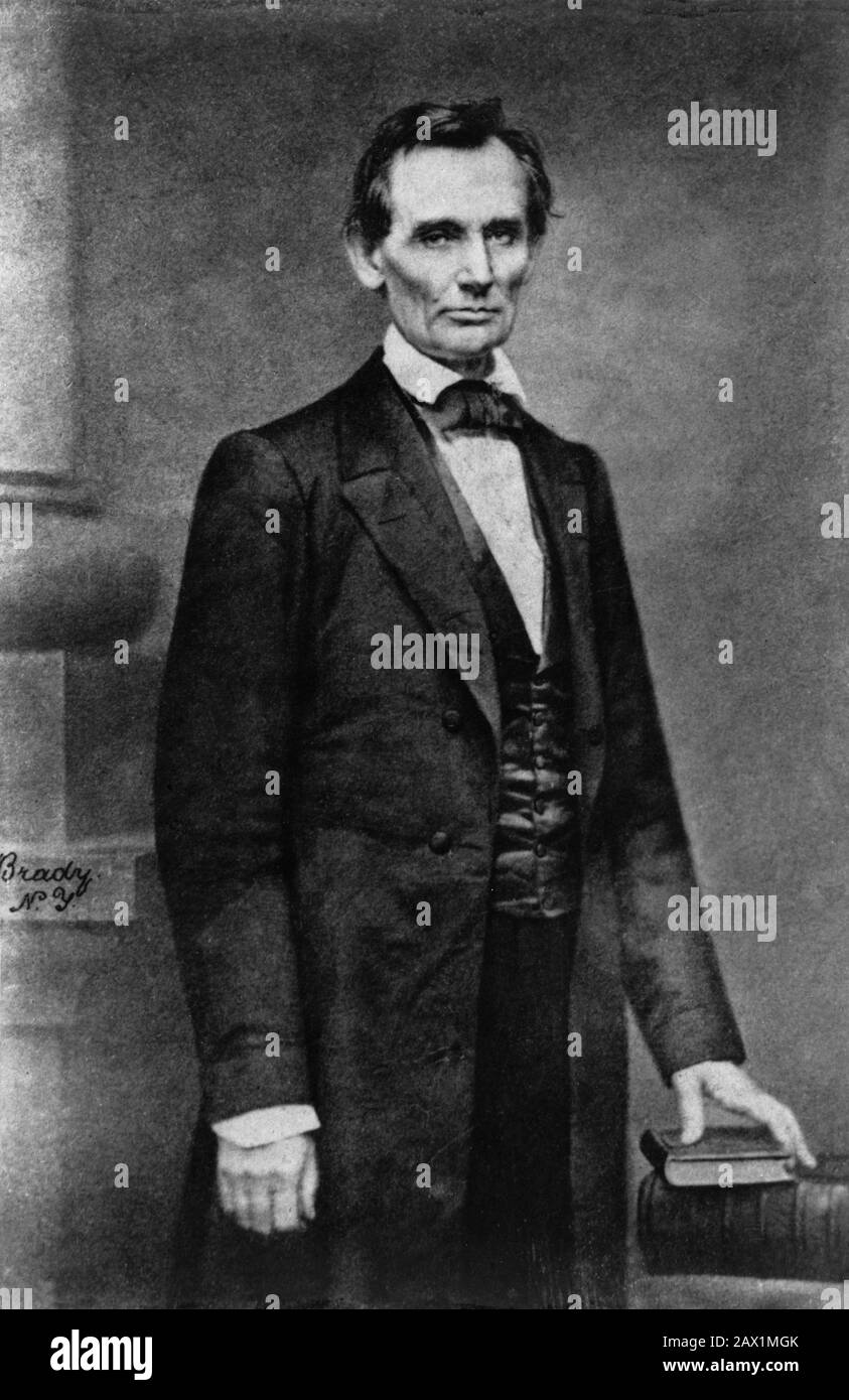 1860 , 27 de febrero , EE.UU. : el presidente de EE.UU. ABRAHAM LINCOLN ( Big South Fork , KY, 1809 - Washington 1865 ). Foto de Mathew B. BRADY (ca. 1823 - 1896 ). Candidato para presidente de los EE.UU., retrato de tres cuartos de longitud, antes de entregar su discurso de Cooper Union en la ciudad de Nueva York - Presidente della Repubblica - Stati Uniti - EE.UU. - ritratto - retrato - cravatta - corbata - papillon - collar - colletto - Abramo ---- Archivio GBB Foto de stock
