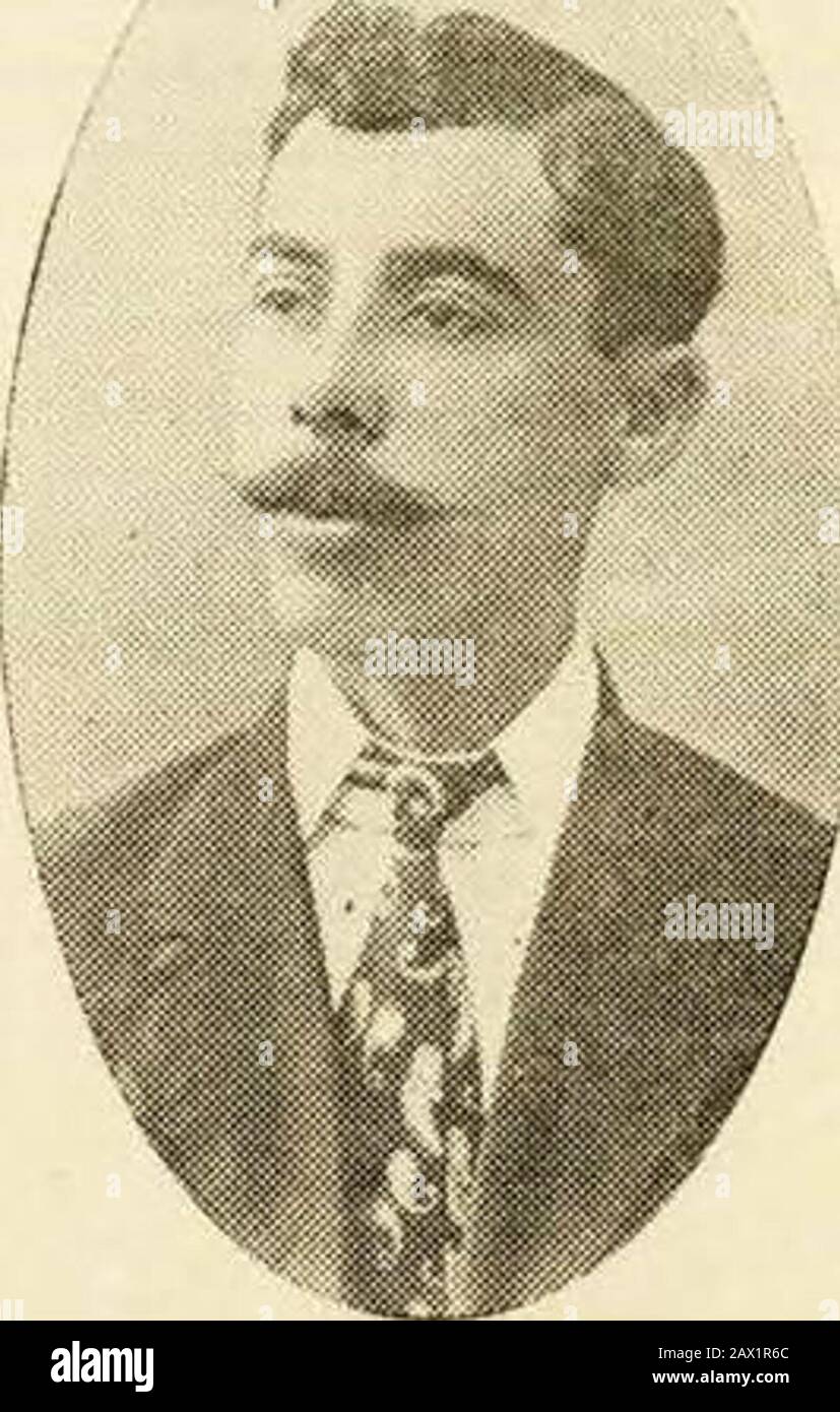 Labor nueva. . Carmita Valdes también nuevo para el. ¡Decididamente, algo muygrave había pasado! ¡algo muy grave! Cuando concluyó de engancharlo, hablo nn mo-mento el nuevo auriga con otros hombres del esta-blo. Parecían aguardar algo, charlar con animación.Compadecían a alguien... Pero el caballo no acer-taba a comprender nada. ¡Si hubiese sido su amo,el otro, el que hablase! A él sí que le comprendía,aun sin hablar; pero los demás hombres eran un enigma indescifrable y temeroso. IHabría todo su amo? pensó. Un presenti-mento, una gran titudubre, llenó de tristeza inu-sitada su alma rudime Foto de stock