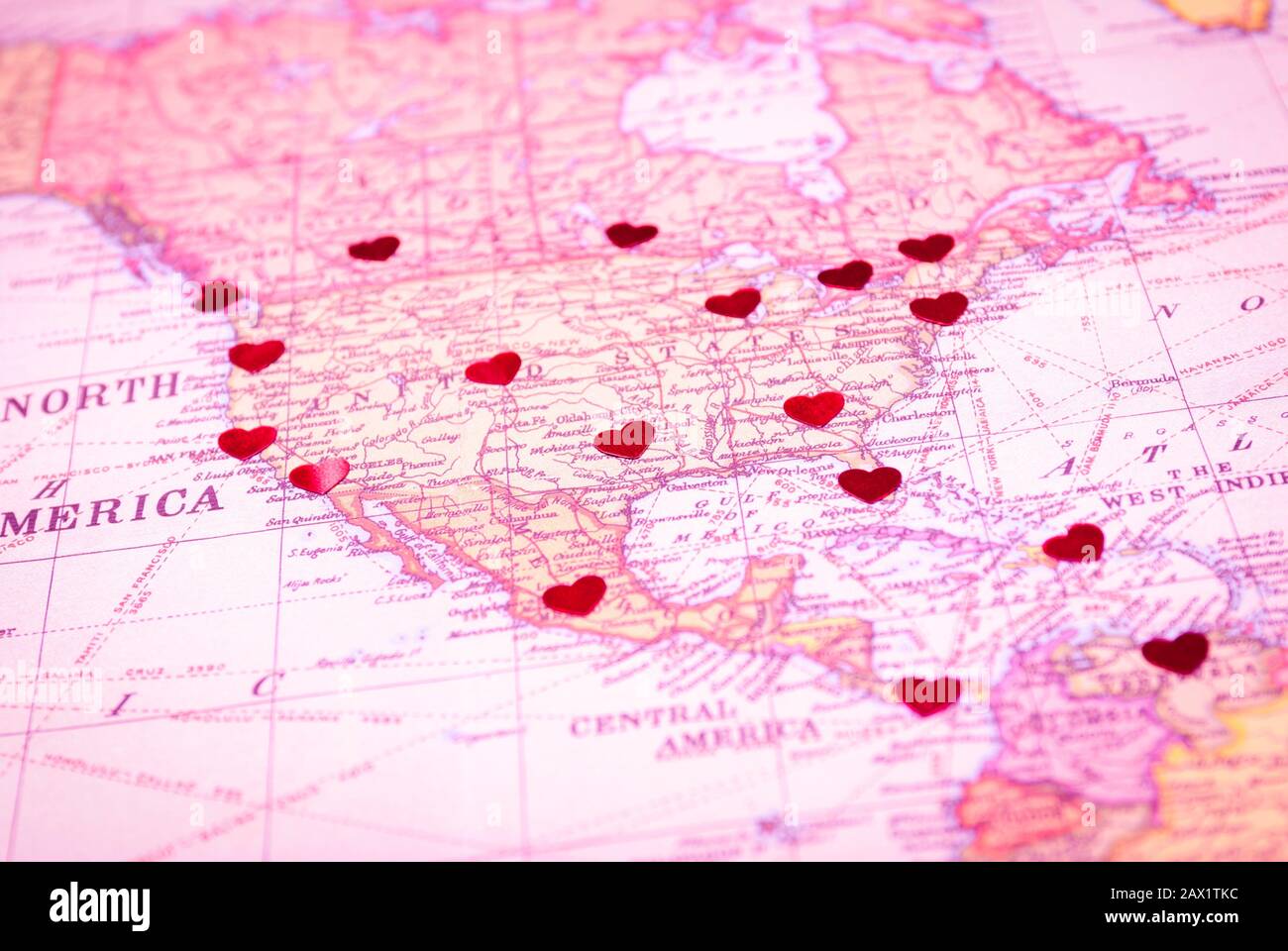 Vista romántica de los corazones que salpican las principales ciudades de América del Norte y Central en un mapa antiguo Foto de stock