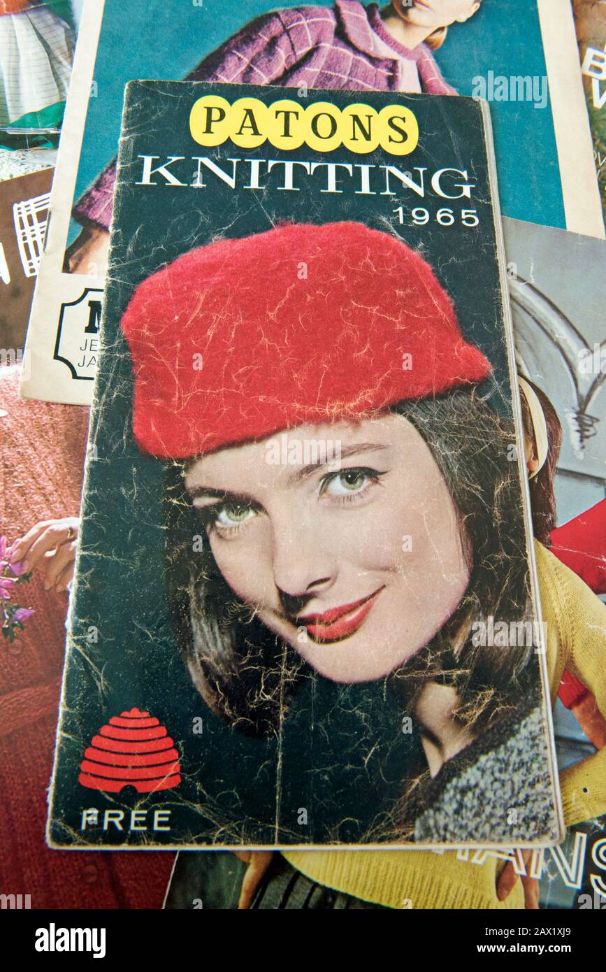 Patrón de punto vintage de Patons fechado en 1965 mostrando a la señora con sombrero de punto rojo. Sólo para uso editorial. Foto de stock