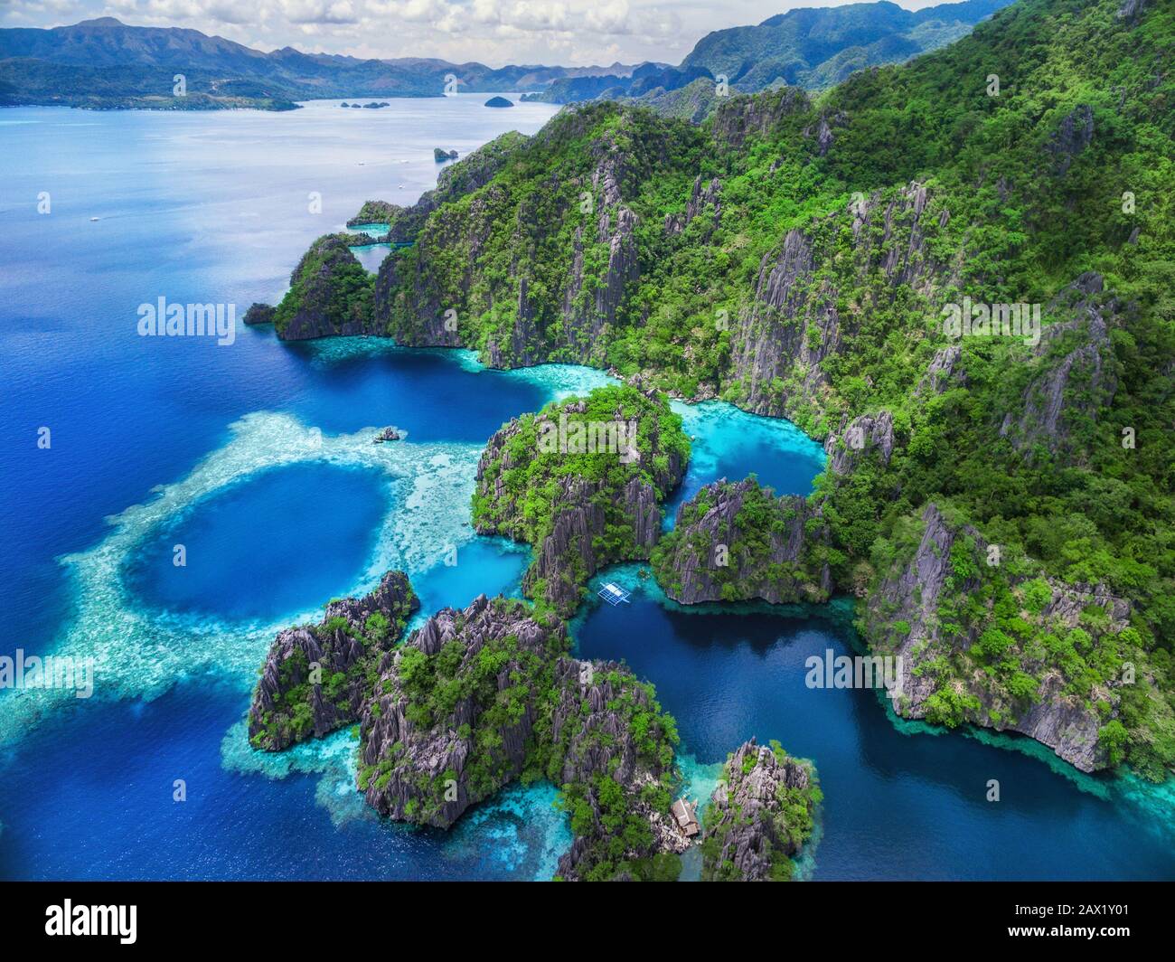 Palawan, Filipinas, vista aérea de lagos y acantilados de piedra caliza en la isla de Coron. Foto de stock