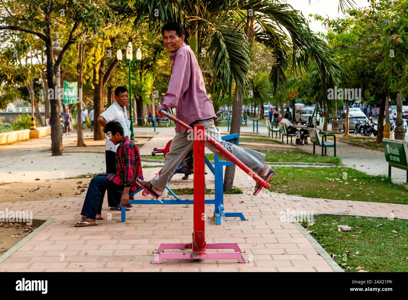 Camboyanos Que Utilizan Equipos De Ejercicio En La Calle, Battambang, Camboya. Foto de stock